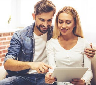 happy couple with gadget FR33W48